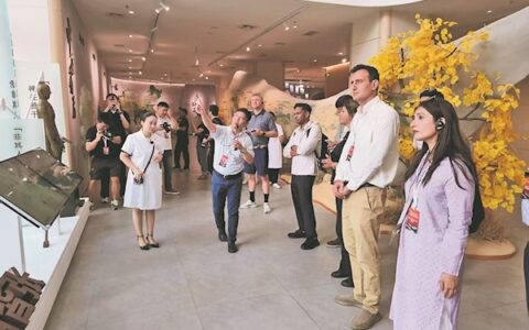 海外高校教师探访新疆 见证多元发展成就感受中华传统医药与维吾尔医药融合共生 走进当地现代农业示范基地体验智慧农业