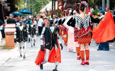 机器人舞者空降中旅撒马狂欢节，科技文旅碰撞激荡夏日
