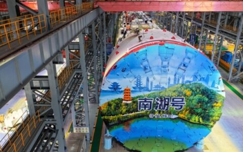 我国自主研制超大直径盾构机“南湖号”下线